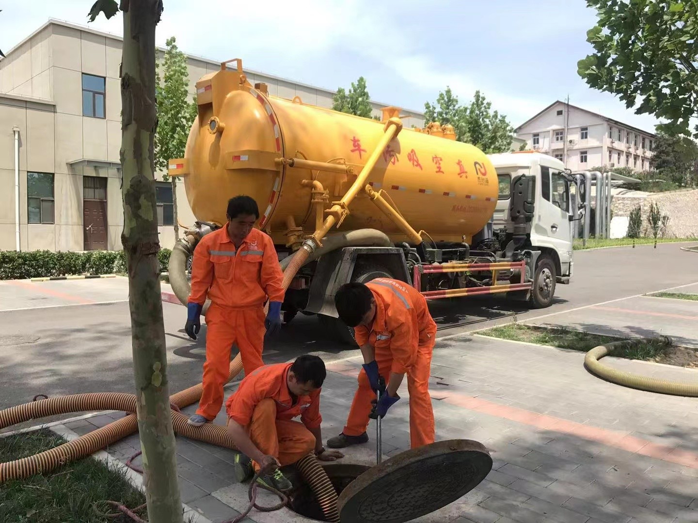 都匀管道疏通车停在窨井附近