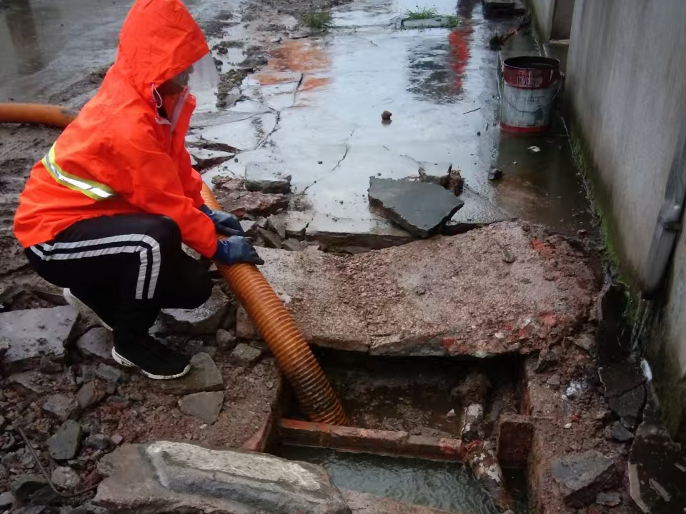 都匀专业清理污水池 炜誉市政以规范流程守护城市 “肠道”