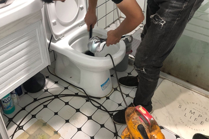 都匀马桶堵塞自己疏通还是找师傅？专业上门服务让你省时更省心